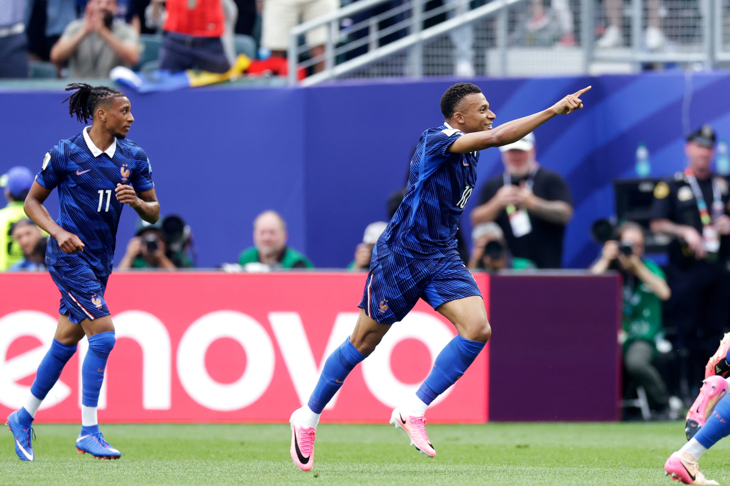 مبابي يصنع التاريخ في مباراته الدولية رقم 100 ويسجل هدفين ليقود فرنسا لفوز 3-0 على العراق