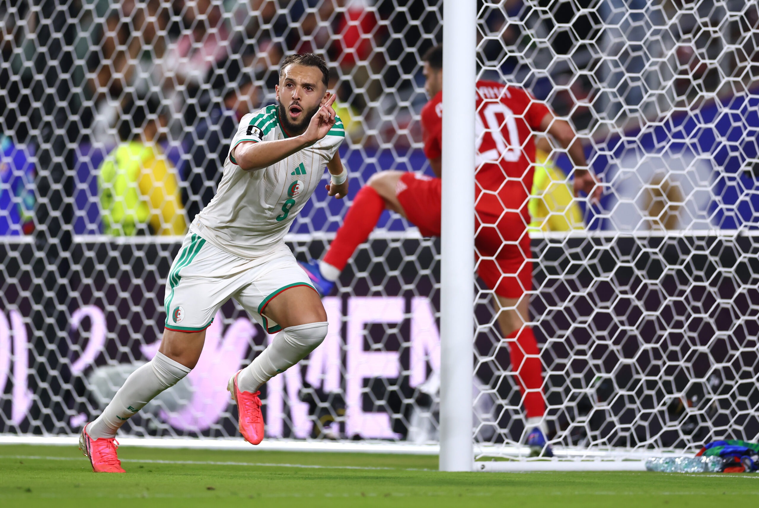 الجزائر تنتصر على الأردن 2-1 وتصل إلى الدور التالي لكأس العالم