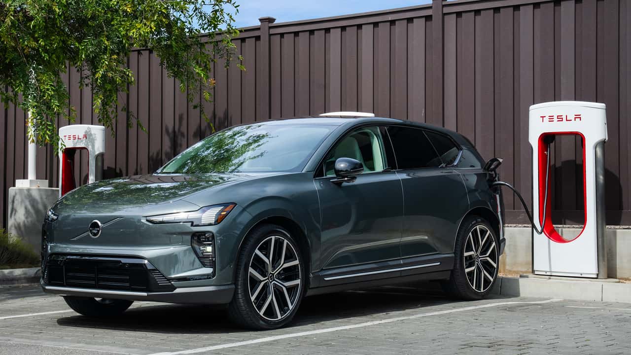يُمكن لسيارات فولفو EX60 وEX90 ترقية نظام شحن EV 'Plug & Charge'