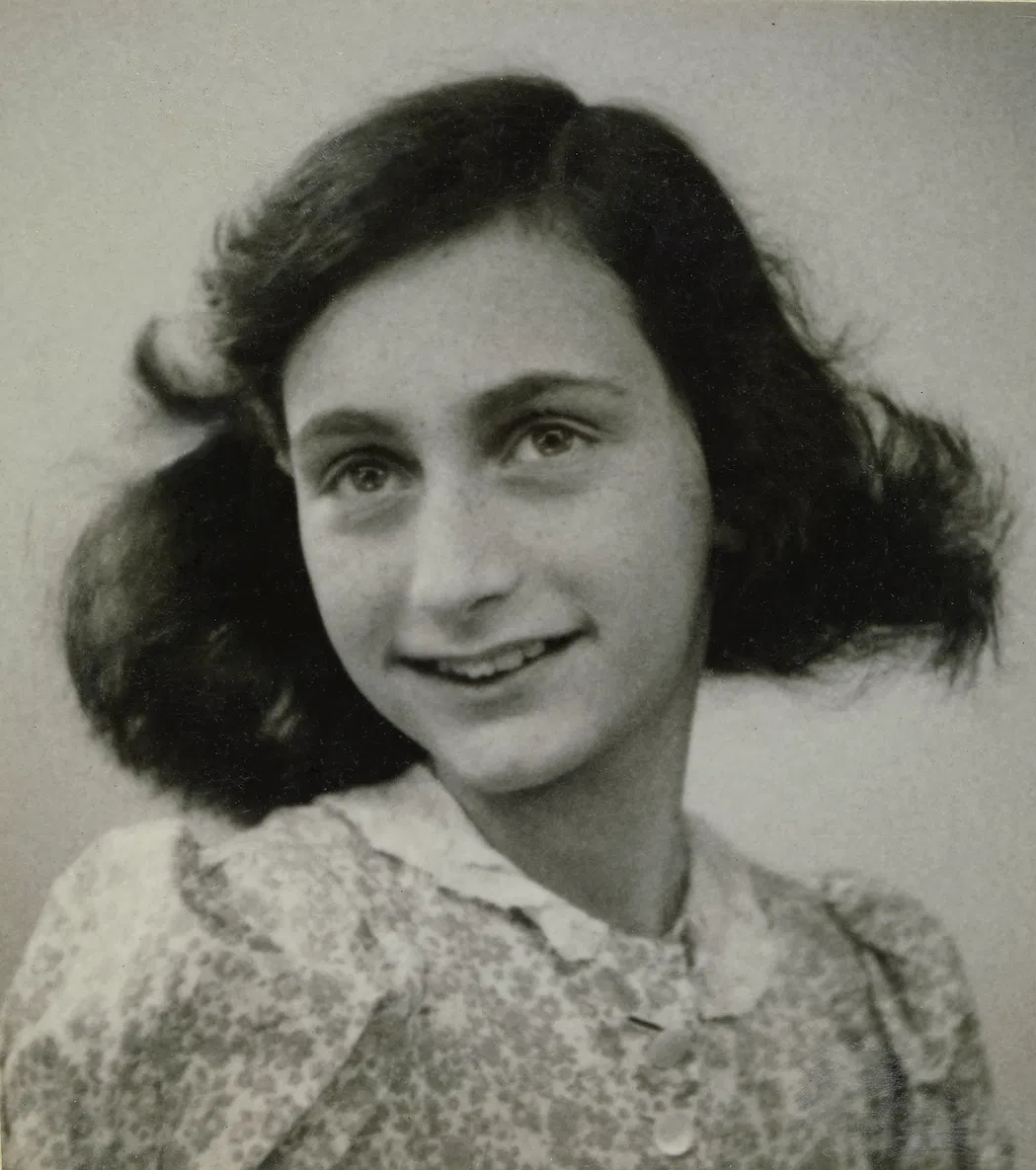 1944: Anne dan Margot Frank Dideportasikan ke Kem Konsentrasi Bergen-Belsen